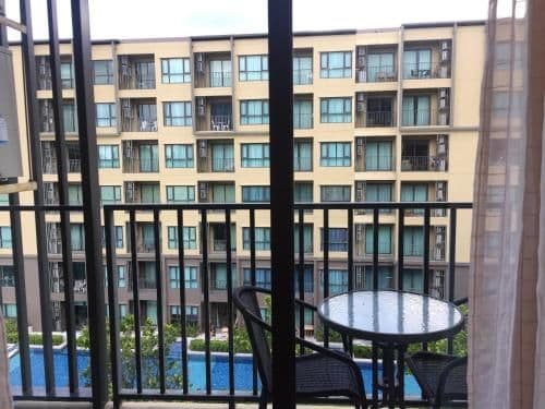 Apartment with Pool View