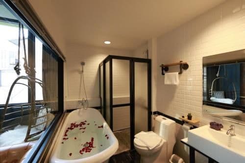 Two Bedroom Suite with Bathtub