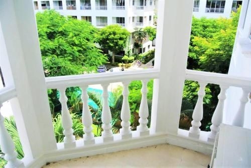 Corner 1 bedroom condo0