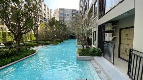 Apartment with Pool View