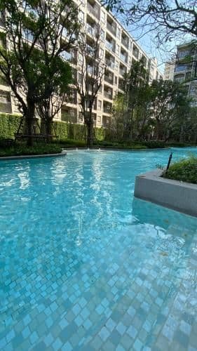 Apartment with Pool View