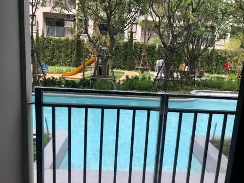 Apartment with Pool View