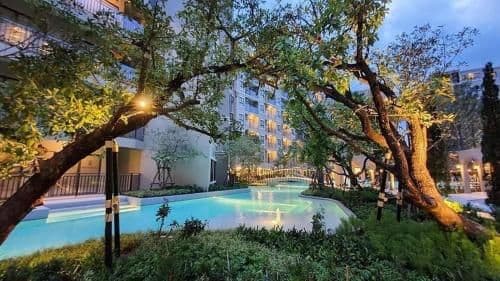Apartment with Pool View