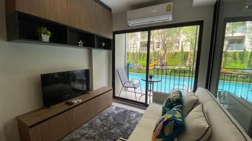 Apartment with Pool View