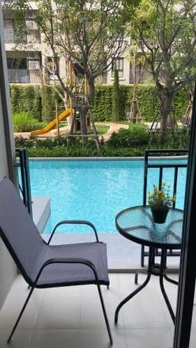Apartment with Pool View