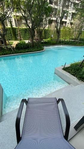 Apartment with Pool View