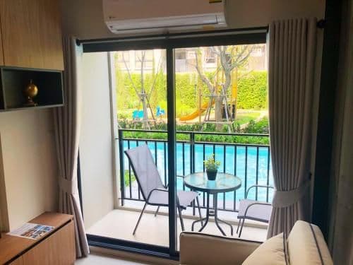 Apartment with Pool View