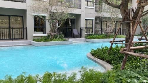 Apartment with Pool View