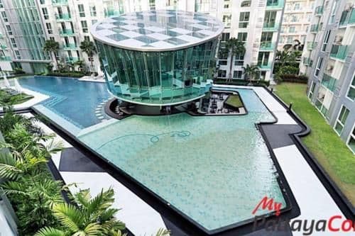 Apartment with Pool View