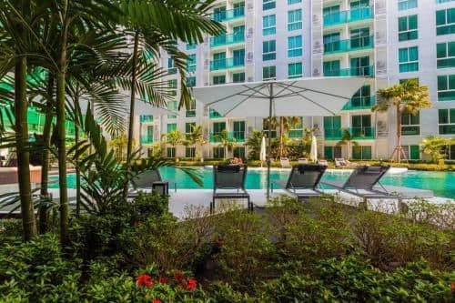 Apartment with Pool View