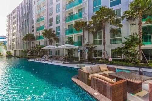 Apartment with Pool View