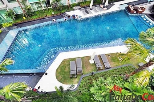 Apartment with Pool View
