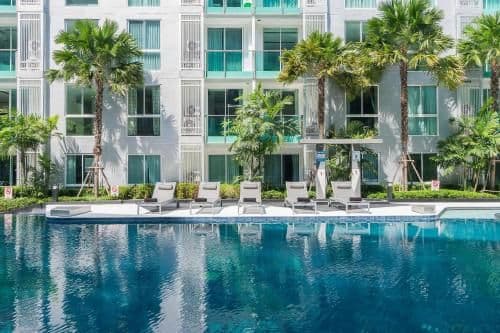 Apartment with Pool View