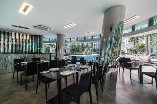 Apartment with Pool View