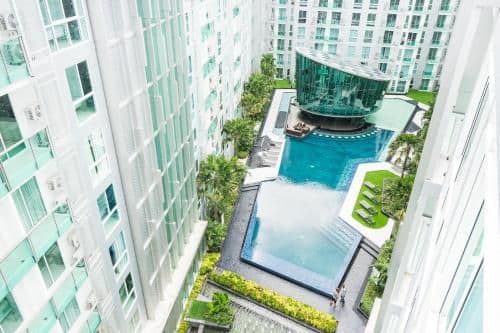Apartment with Pool View