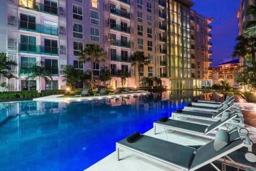 Apartment with Pool View