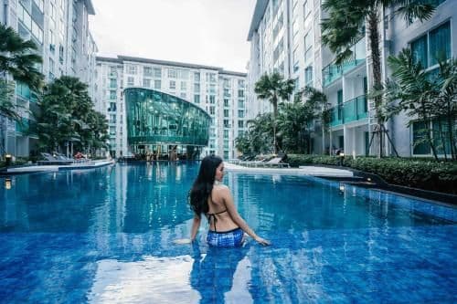 Apartment with Pool View