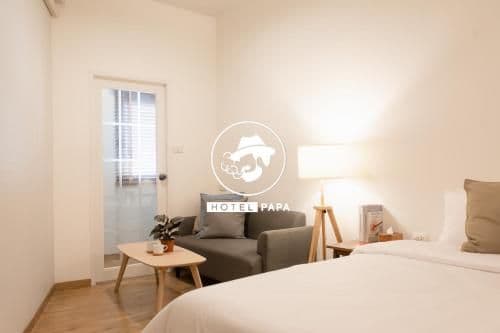 Superior King Room with Bathtub and Private Bathroom