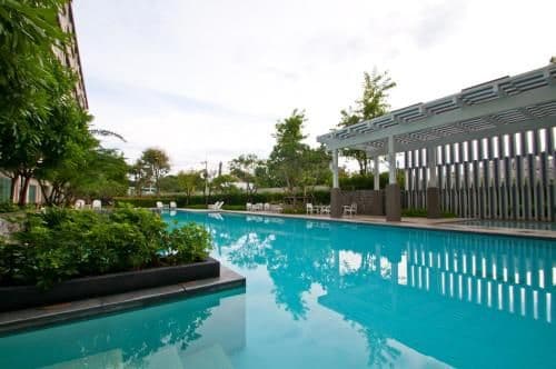 Apartment with Pool View