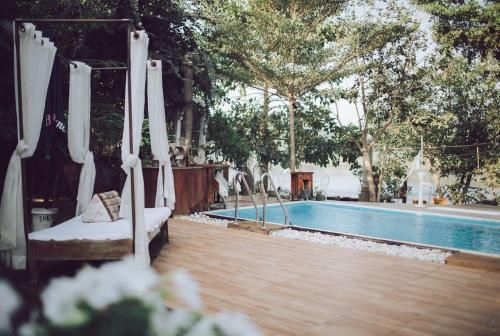 ดิ แอนทีค ริเวอร์ไซด์ รีสอร์ต (The Antique Riverside Resort)0