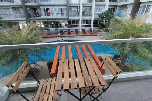 Apartment with Pool View