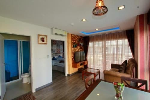 Apartment with Pool View