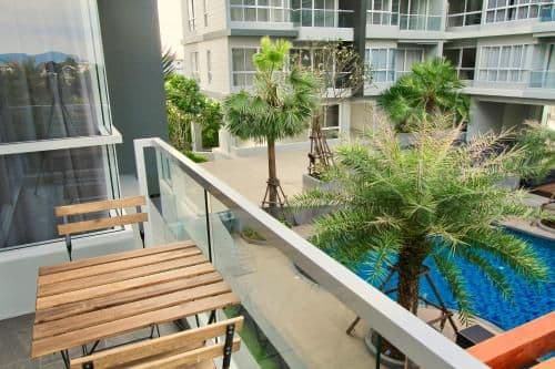 Apartment with Pool View