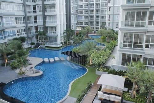 Apartment with Pool View