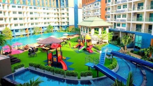 Apartment with Pool View