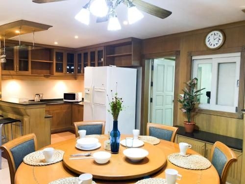 House near BTS & weekend market, 30min to airport, modern restaurants & popular cafes (House near BTS And weekend market 30min to airport modern restaurants And popular cafes)3
