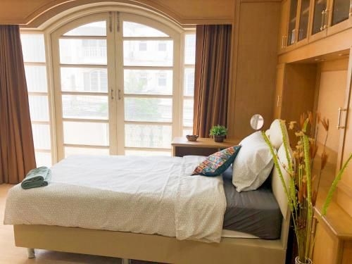 House near BTS & weekend market, 30min to airport, modern restaurants & popular cafes (House near BTS And weekend market 30min to airport modern restaurants And popular cafes)1