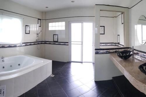 House with swimming pool2