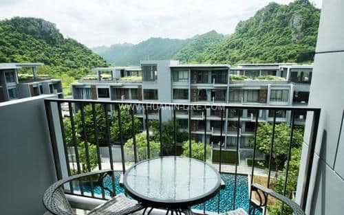 Apartment with Mountain View