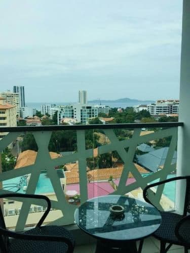 Apartment with Pool View