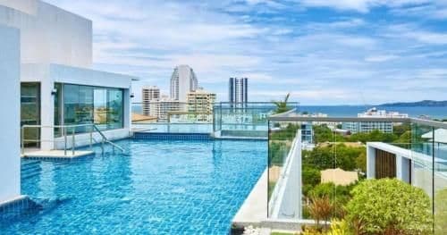 Apartment with Pool View