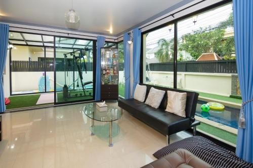 Villa Merit, 4 BR Pool Villa, beside Hollywood Disco1