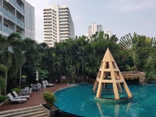 Apartment with Pool View