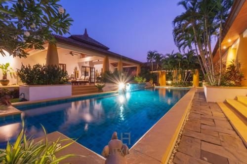 Beautiful 4 Bed Bali Style Villa, Great Location S40