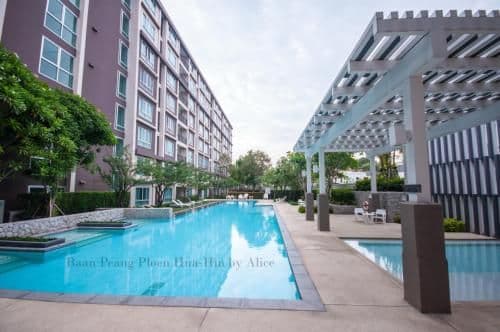Apartment with Pool View
