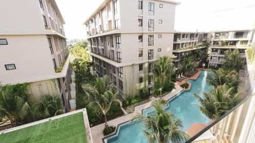 Apartment with Pool View