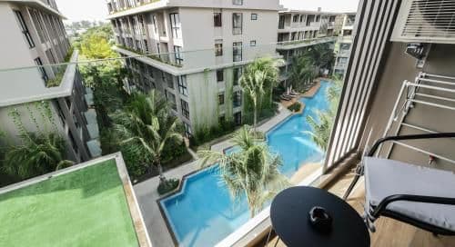 Apartment with Pool View