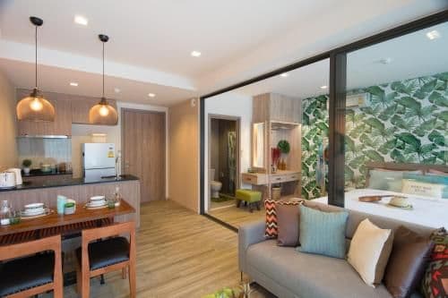 Apartment with Pool View