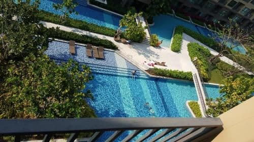 Apartment with Pool View
