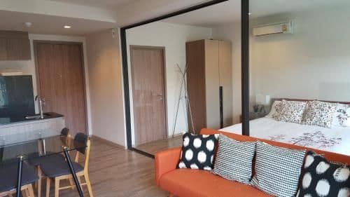 Apartment with Pool View