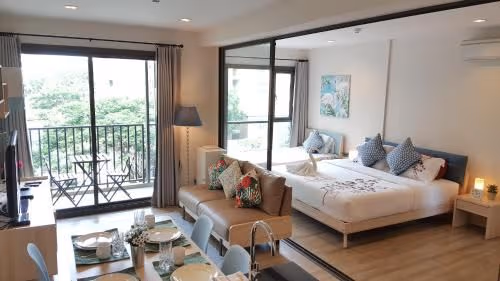 Apartment with Pool View