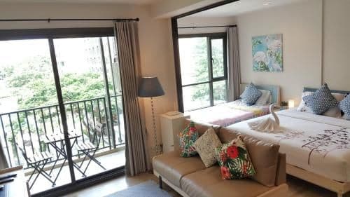 Apartment with Pool View