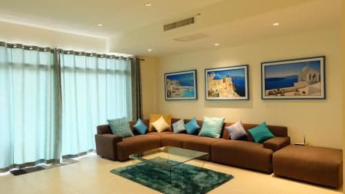 Apartment with Pool View