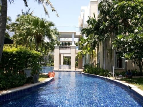 Apartment with Pool View