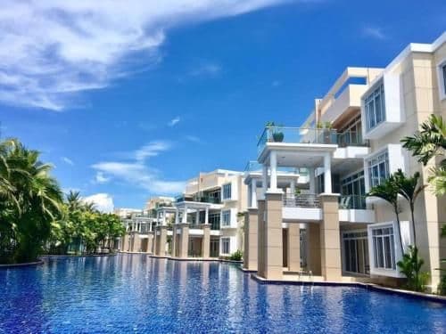 Apartment with Pool View