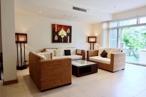 Apartment with Pool View